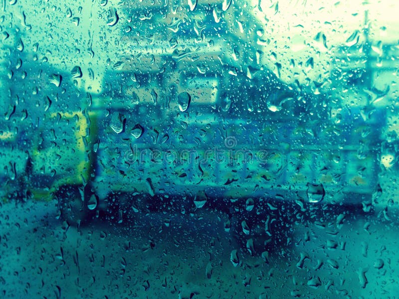 美妙的雨天水滴壁纸雨水滴玻璃美丽的水滴背景图像库存照片 图片包括有公共汽车 雨珠 照片 玻璃