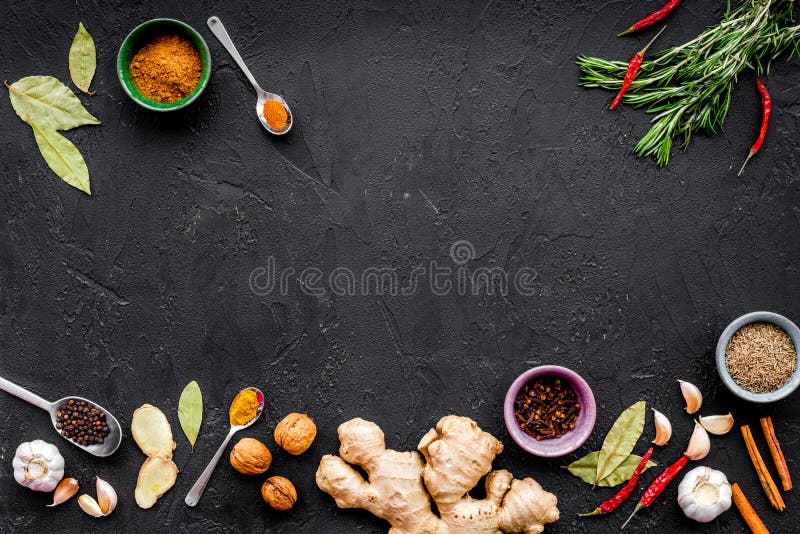 美食术 烹饪鲜美盘秘密调味料和香料罗斯玛丽 姜 在黑背景的辣椒库存图片 图片包括有 美食术 烹饪鲜美盘秘密调味料和香料罗斯玛丽 姜 在黑背景的辣椒库存图片 图片包括有