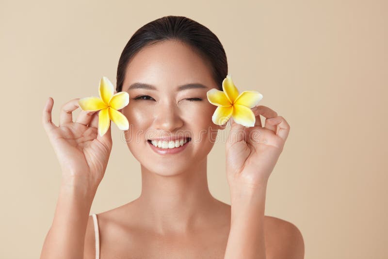 美带花画像的模型米色背景中近脸异国情调的幸福民族女性库存照片 图片包括有闭合 发光 美带花画像的模型米色背景中近脸异国情调的幸福民族女性库存照片 图片包括有闭合 发光