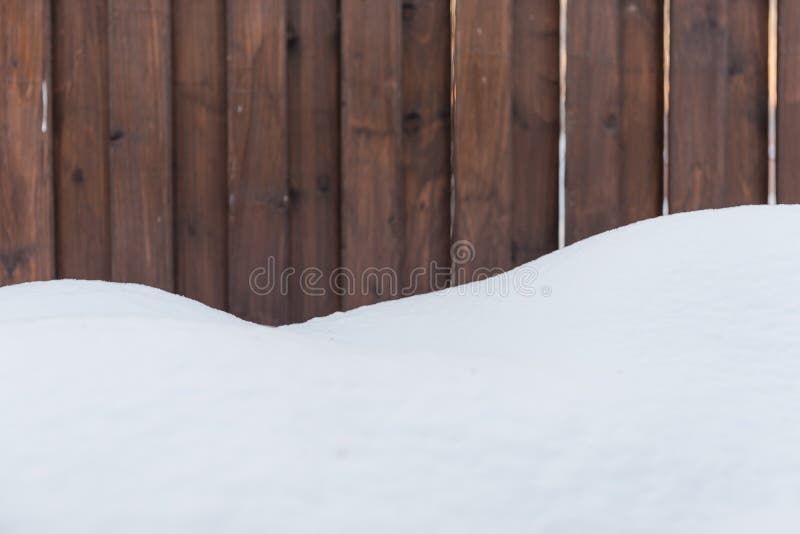 背景雪和深色木contrast Winter Background 库存图片 图片包括有新建 多雪