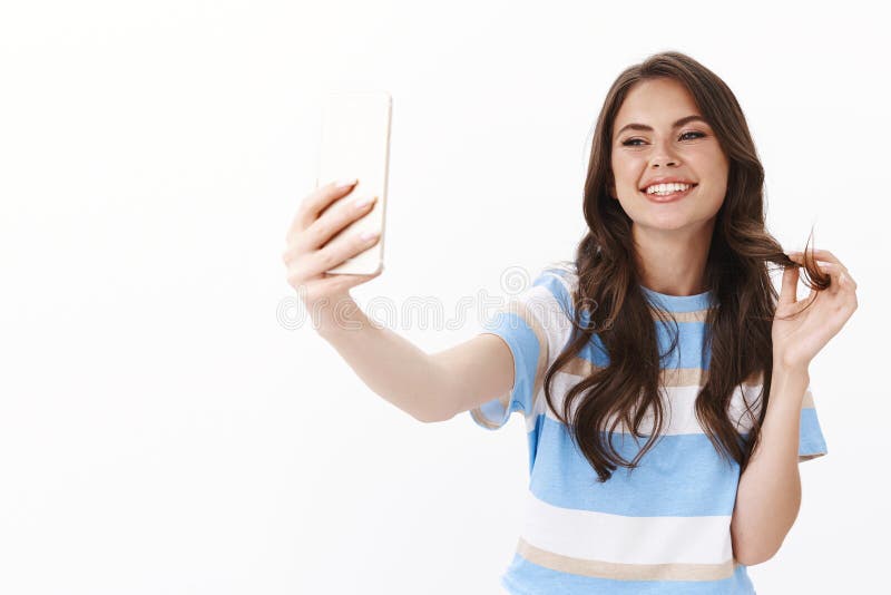 自信的帅气的白人女性自拍 性感的微笑和轻率的卷发 延伸库存图片 图片包括有移动 能走 自信的帅气的白人女性自拍 性感的微笑和轻率的卷发 延伸库存图片 图片包括有移动 能走