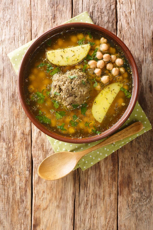 自制的kufta Bozbash是阿塞拜疆传统肉丸汤 鹰嘴豆在盘子里特写 垂直库存图片 图片包括有伊朗语 美食