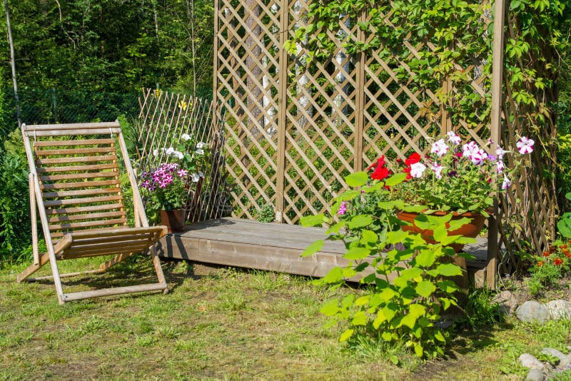 花坛旁乡村花园木椅夏日阳光明媚的日子装饰与景观设计库存图片 图片包括有季节 设计