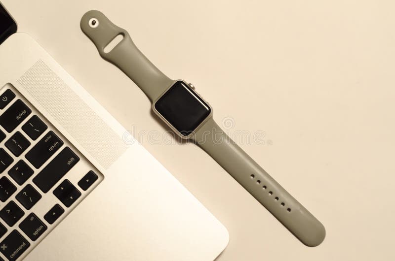 苹果公司产品设计 全新空间灰色笔记本电脑macbook Pro 浅背景智能手表apple Watch 图库摄影片 图片包括有产品设计 全新空间灰色笔记本电脑macbook 苹果公司