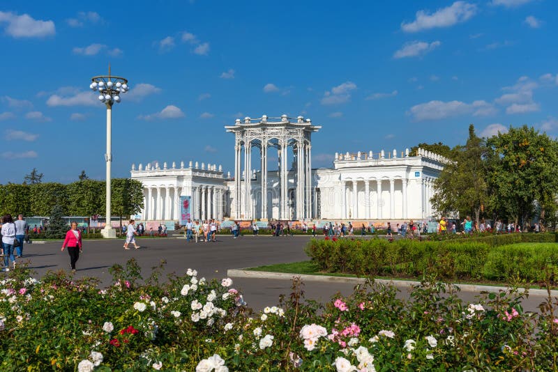 莫斯科 俄罗斯 18年9月22日 亭子66文化在vdnkh公园与开花玫瑰丛的美好的风景设计编辑类库存照片 图片包括有设计 开花