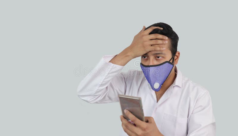 蒙面白大衣男医生 额头白大衣 灰色背景中露出悲伤的绝望表情库存图片 图片包括有被憎恶的 印度尼西亚语 蒙面白大衣男医生 额头白大衣 灰色背景中露出悲伤的绝望表情库存图片 图片包括有被憎恶的 印度尼西亚语