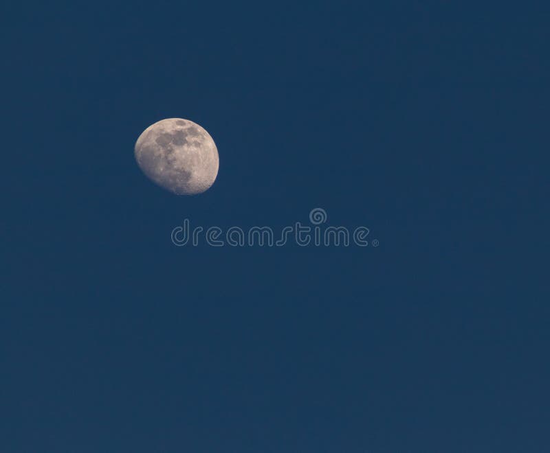 蓝天月亮的美丽景色 非常适合背景或壁纸库存照片 图片包括有云彩 月光 小山 室外 森林 蓝天月亮的美丽景色 非常适合背景或壁纸库存照片 图片包括有云彩 月光 小山 室外 森林