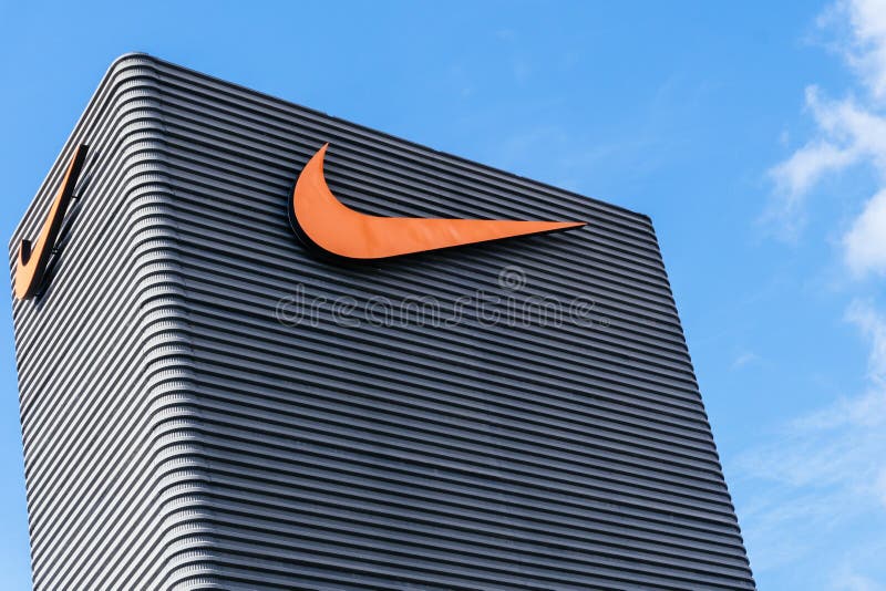 在耐克(Nike)正面的迹象，美国跨国公司将编辑类库存照片- 图片包括有出口, 购物中心: 212510593