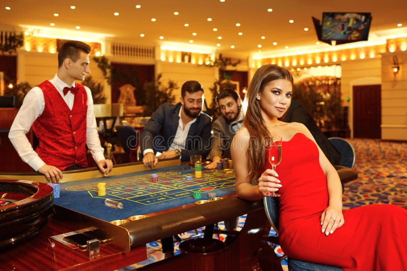 赌场赌桌赌桌上，一个女人穿着裙子，喝着香槟库存图片. 图片包括有啤牌, 比赛, 男人, 看板卡, 赌客- 163268023