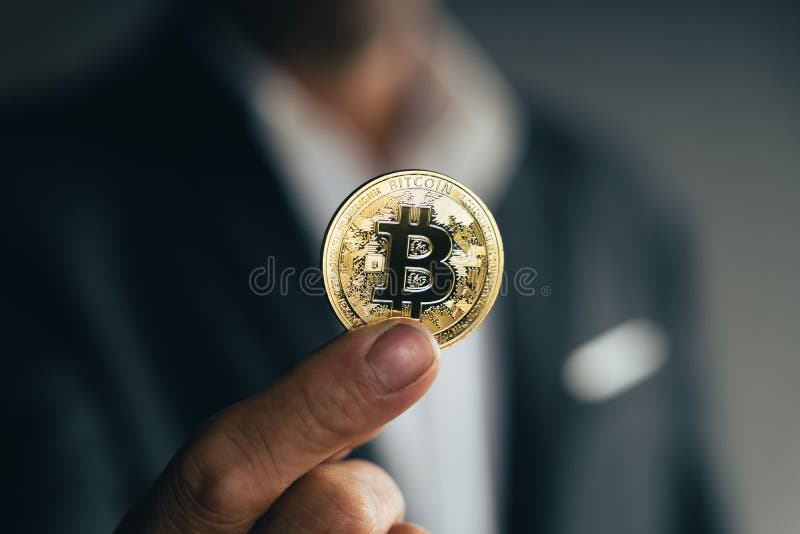 男子在肘部打喷嚏或咳嗽 以防止病毒covid 19或冠状病毒在白色背景下传播库存照片 图片包括有小行星 流行 男子在肘部打喷嚏或咳嗽 以防止病毒covid 19或冠状病毒在白色背景下传播库存照片 图片包括有小行星 流行