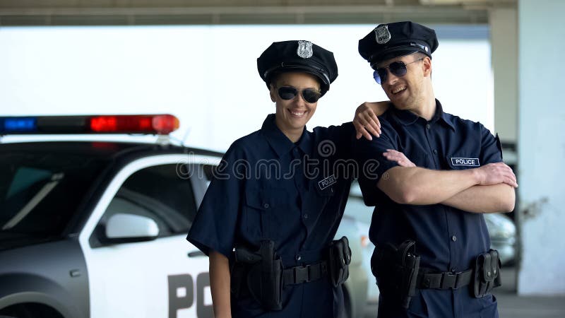身穿制服 戴眼镜的友好警察面对镜头 法律和秩序微笑库存图片 图片包括有 身穿制服 戴眼镜的友好警察面对镜头 法律和秩序微笑库存图片 图片包括有