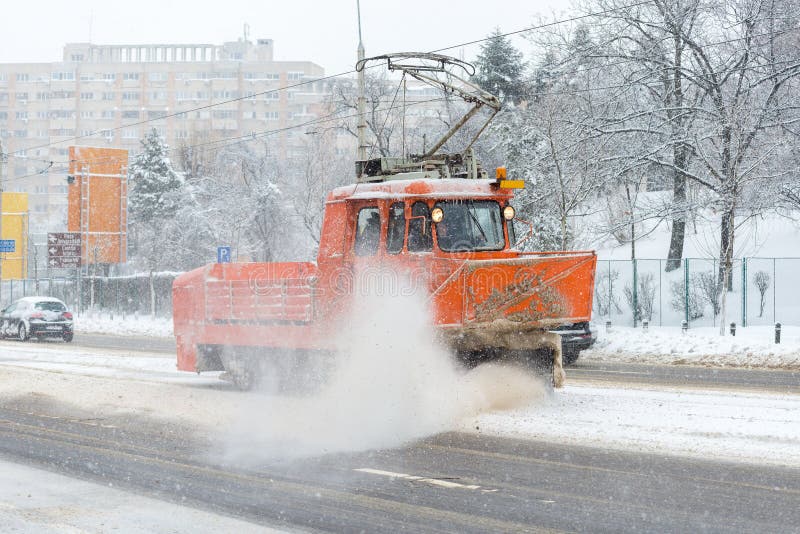 从轨道的电车除雪机清洁雪编辑类图片 图片包括有结算 吹雪机 耕犁 大型装配架 红色 设备 从轨道的电车除雪机清洁雪编辑类图片 图片包括有结算 吹雪机 耕犁 大型装配架 红色 设备