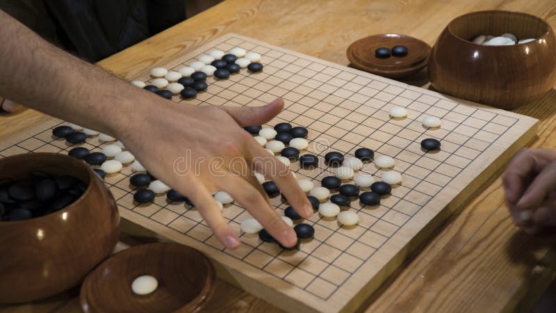 递演奏在汉语的黑白石片断去或weiqi比赛板与人造光的室内活动库存图片 图片包括有概念 设备