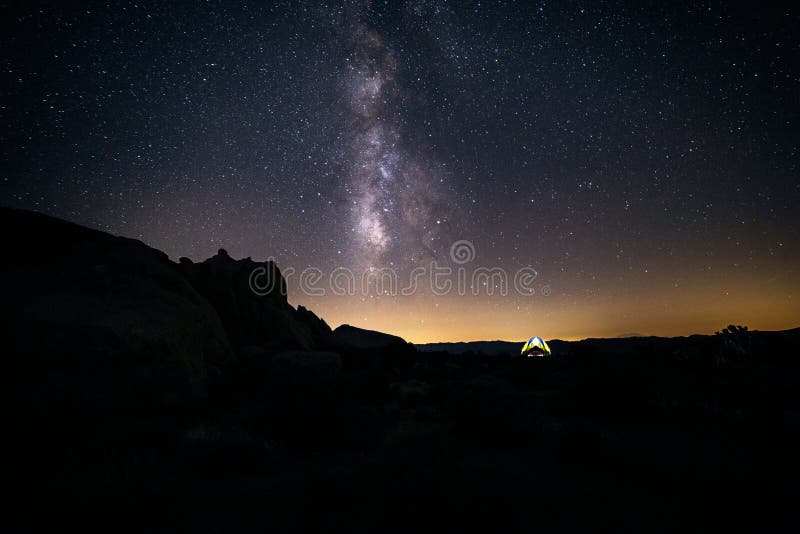 银河星系的富启示性的看法在夜空的库存图片 图片包括有银河星系的富启示性的看法在夜空的