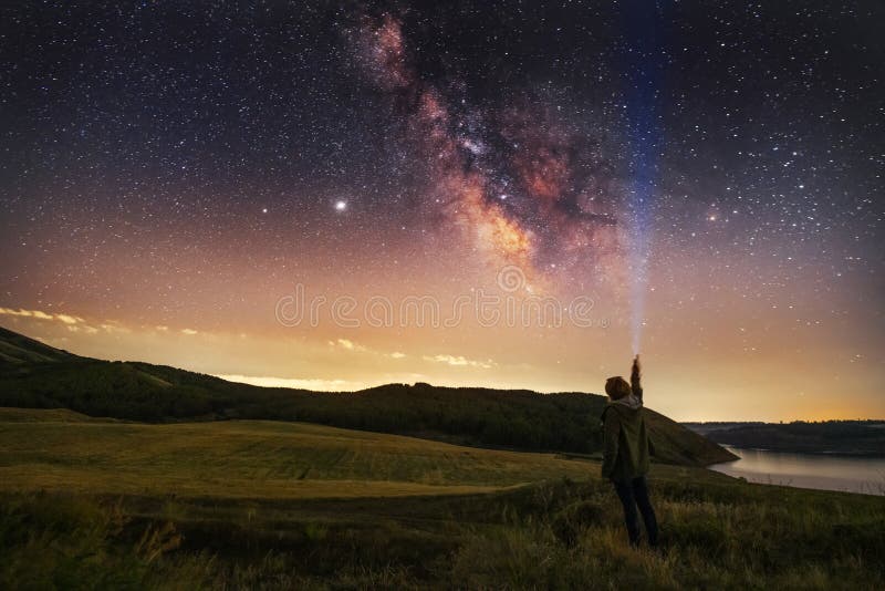 银河系的美丽星空 夜景 闪着闪光灯的人影 库存照片 图片包括有星云 本质 晚上 展望期
