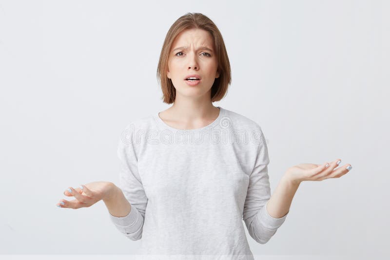 长袖中困惑不安的年轻女性的画像 看起来困惑不解 手掌上的复制空间都与白相隔库存图片 图片包括有白种人 背包 长袖中困惑不安的年轻女性的画像 看起来困惑不解 手掌上的复制空间都与白相隔库存图片 图片包括有白种人 背包