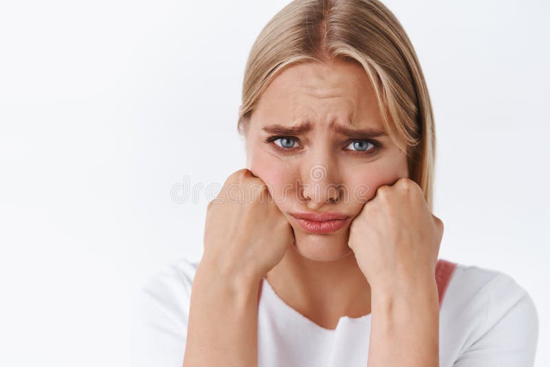 闭上令人心烦的胆小小小女孩 有人伤害了她的感情 闷闷地皱起眉头 脸颊紧绷 看起来库存图片 图片包括有