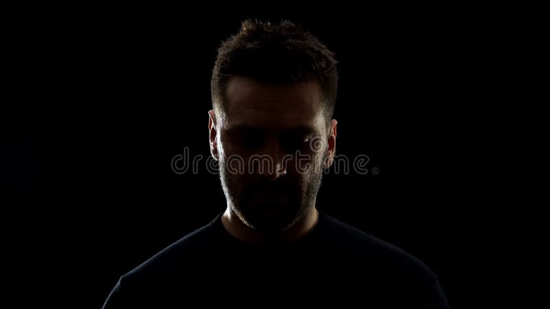 阴影中悲伤的男性低头羞愧 问题沮丧 后悔库存图片 图片包括有痛苦 问题 男人 绝望 哀伤 阴影中悲伤的男性低头羞愧 问题沮丧 后悔库存图片 图片包括有痛苦 问题 男人 绝望 哀伤
