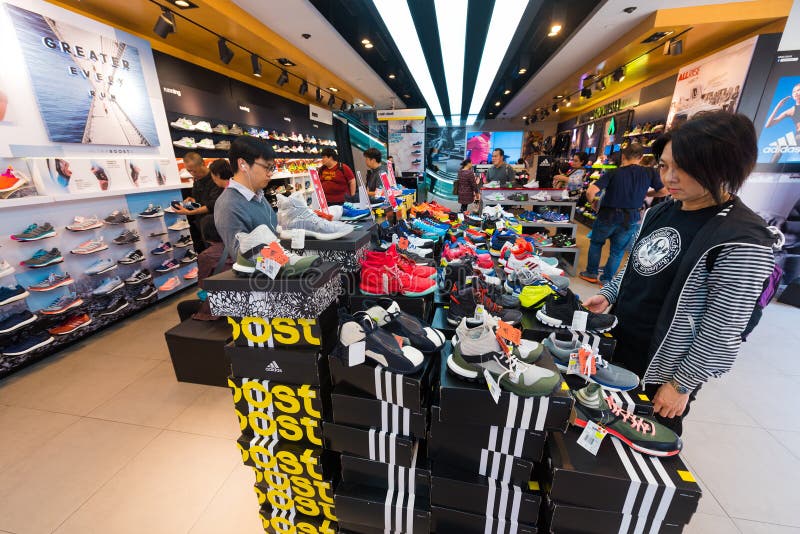 阿迪达斯香港市中心店员图库摄影片 图片包括有消费者 照亮 生活 香港 制造商 拱道 部门