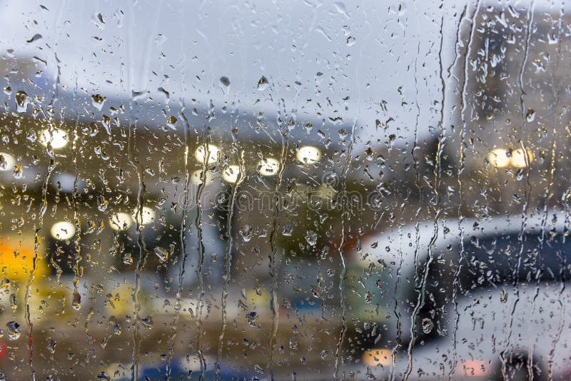 雨天 雨在窗口 多雨天气 雨背景 雨和bokeh下降库存图片 图片包括有都市风景 红色 雨珠