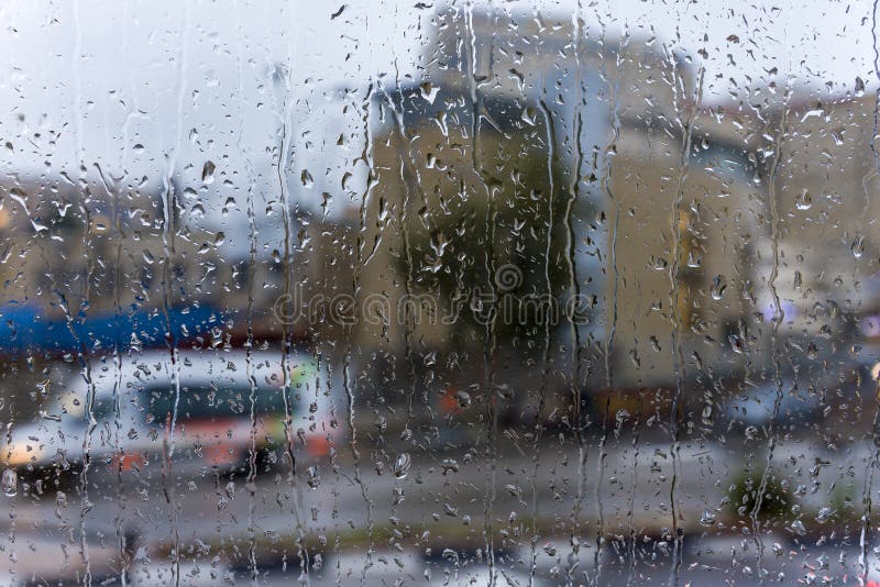 雨天 雨在窗口 多雨天气 雨背景 雨和bokeh下降库存图片 图片包括有雨珠 行动 本质 自治权