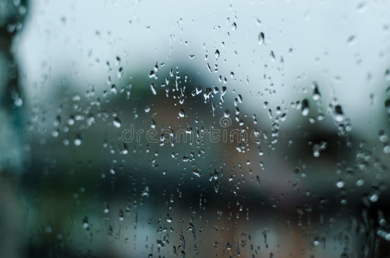 雨天 雨在窗口 多雨天气 雨背景 雨和bokeh下降库存照片 图片包括有
