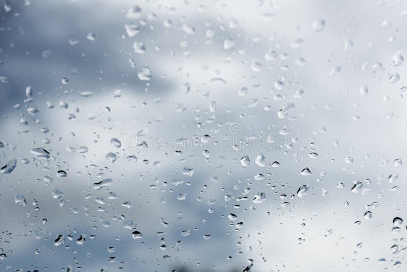 雨水下雨 水滴在玻璃的有室外背景库存图片 图片包括有