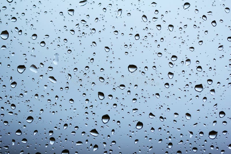 雨水滴在玻璃窗的库存照片 图片包括有惨淡 颜色 没人 结露 多雨 雨珠 视窗 水色