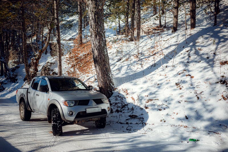 雪山之下的冬季美丽公路上的皮卡车库存图片 图片包括有马达 装货 山脉 乡下 组塑 滑雪 雪山之下的冬季美丽公路上的皮卡车库存图片 图片包括有马达 装货 山脉 乡下 组塑 滑雪