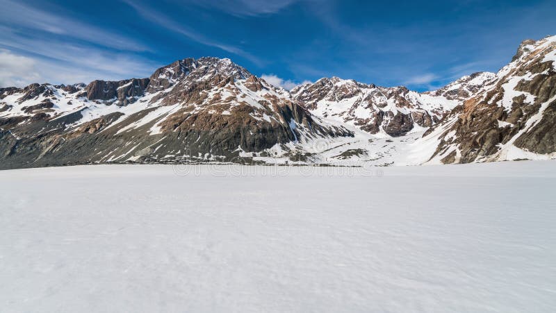 雪山背景冬天风景库存照片 图片包括有岩石 季节 打鼾的 全景 地形 组塑 范围 山顶