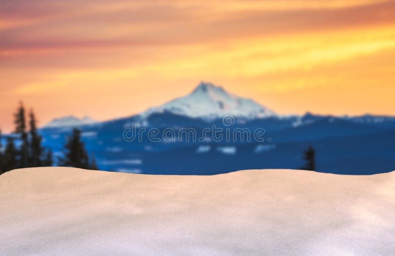 雪山背景雪地前景 为产品展示蒙太奇做好准备库存图片 图片包括有节假日 颜色 板条 自然 显示 雪山背景雪地前景 为产品展示蒙太奇做好准备库存图片 图片包括有节假日 颜色 板条 自然 显示