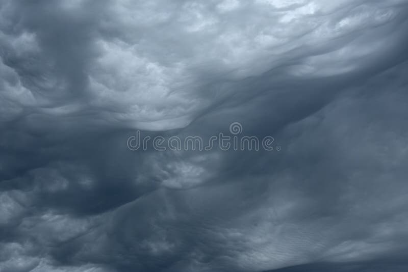 雷雨前天空中的深灰色云 戏剧背景或壁纸 自然危险的威胁背景库存图片 图片包括有水平 环境