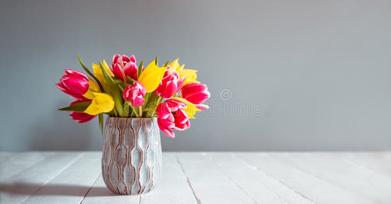 鲜春的郁金香花 水仙花 花瓶中的鸢尾 矗立在白色大理石桌上 鲜艳的古典设计活生生库存图片 图片包括有庆祝 花卉 鲜春的郁金香花 水仙花 花瓶中的鸢尾 矗立在白色大理石桌上 鲜艳的古典设计活生生库存图片 图片包括有庆祝 花卉