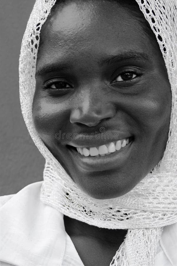 非洲妇女存在于头巾 库存图片. 图片 包括有 - 33575395