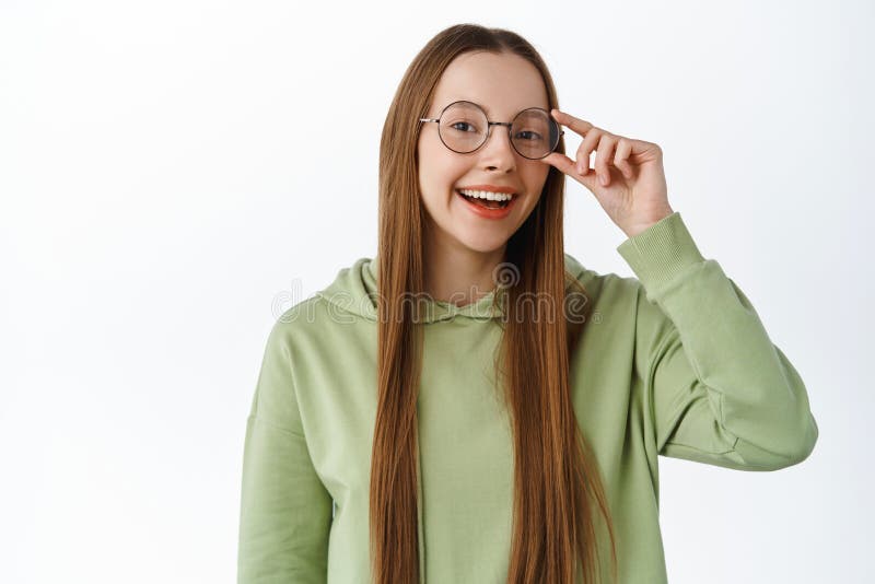 面带微笑的快乐女子戴着眼镜 看上去自信而聪明 站在白色背景中穿着休闲连帽衫库存照片 图片包括有长期 照亮 面带微笑的快乐女子戴着眼镜 看上去自信而聪明 站在白色背景中穿着休闲连帽衫库存照片 图片包括有长期 照亮