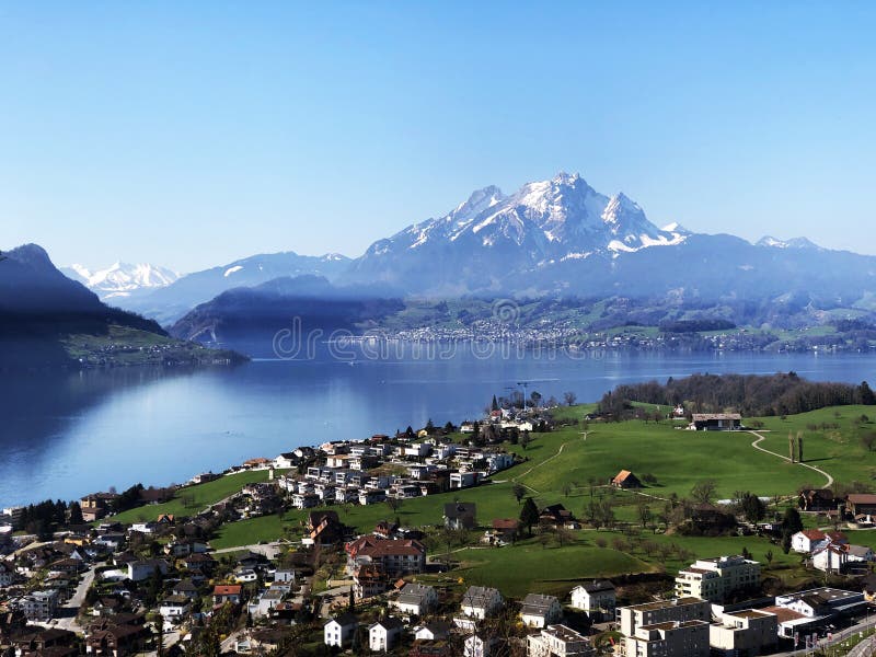 韦吉斯村庄琉森湖vierwaldsta Tersee和山pilatus岸的在背景中库存照片 图片包括有风景 瑞士 韦吉斯村庄琉森湖vierwaldsta Tersee和山pilatus岸的在背景中库存照片 图片包括有风景 瑞士