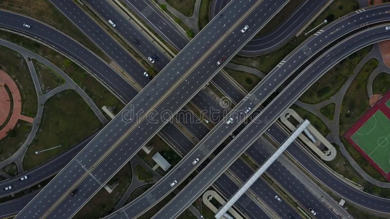 顶上的跨线桥复杂公路交叉点高速公路晴天 泰国路 日落高处寄生虫飞行ultrahd 4k 股票视频 视频包括有地标 汽车