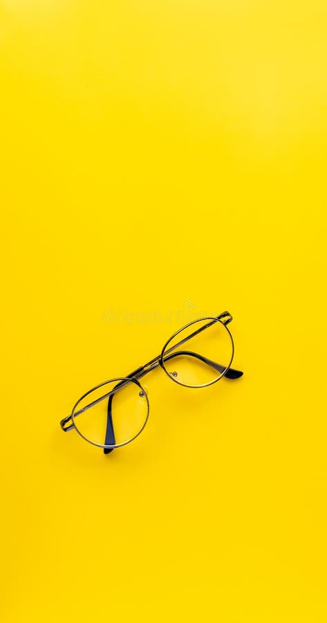 顶视图配饰时尚的黑色复古眼镜 黄色背景上的最小款式 用于壁纸和屏幕库存图片 图片包括有反映 背包