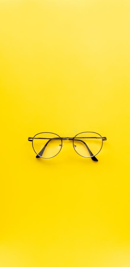 顶视图配饰时尚的黑色复古眼镜 黄色背景上的最小款式 用于壁纸和屏幕库存照片 图片包括有配饰时尚的黑色复古眼镜 黄色背景上的最小款式 用于壁纸和屏幕 顶视图