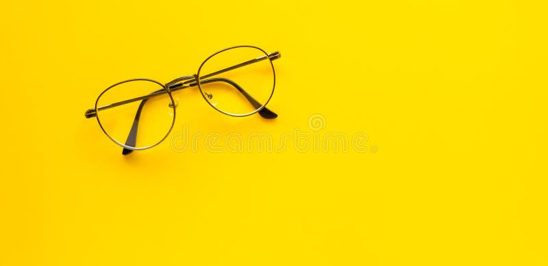 顶视图配饰时尚的黑色复古眼镜 黄色背景上的最小款式 用于壁纸和屏幕库存照片 图片包括有保护 屏幕