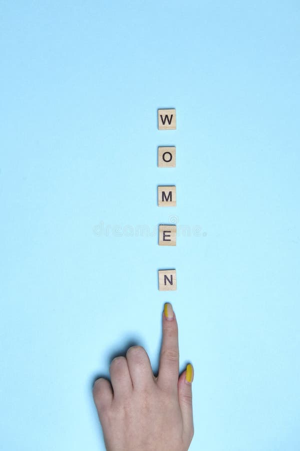 顶视女人手指在彩色蓝色背景上用木块拼写的女性词爱 8月背景礼物 库存照片 图片包括有礼物 爱 8月背景