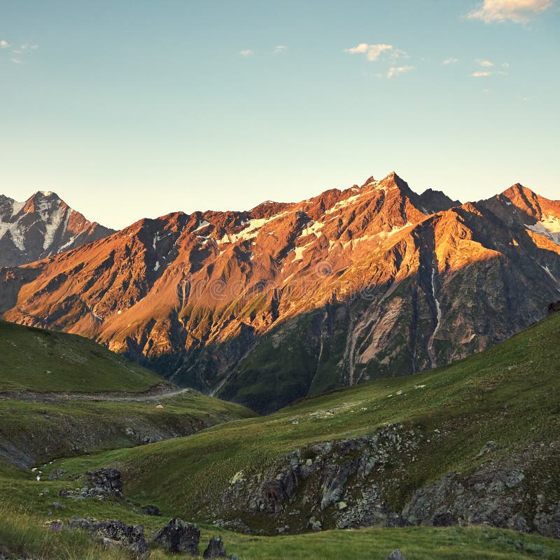 风景夏天风景自然山背景美丽的高谷库存图片 图片包括有修改 视图 组塑 自然 范围 风景 风景夏天风景自然山背景美丽的高谷库存图片 图片包括有修改 视图 组塑 自然 范围 风景