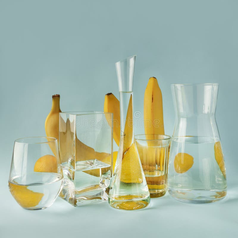 香蕉和柠檬 用玻璃杯 酒杯 装满水的花瓶库存照片 图片包括有附属程序 柑橘 饮食 颜色 水多