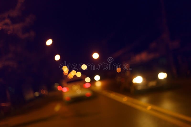 驾驶在城市夜街道路的汽车红绿灯库存照片 图片包括有汽车 蓝蓝 安全性 行动 夜间 前面 驾驶在城市夜街道路的汽车红绿灯库存照片 图片包括有汽车 蓝蓝 安全性 行动 夜间 前面