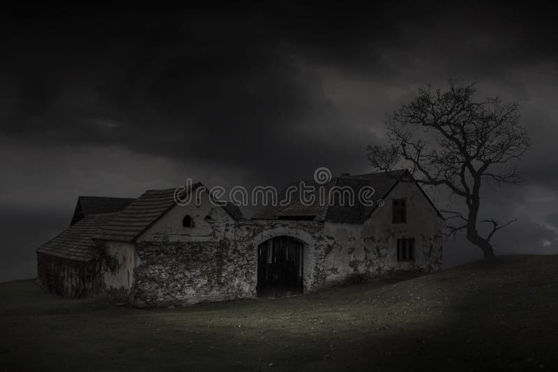 鬼屋和黑天的阴森鬼影夜间的老房子库存照片 图片包括有历史记录 字段 平衡 神仙 鬼魅