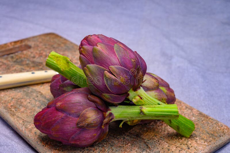 鲜紫菊芋头准备煮库存照片 图片包括有特写镜头 紫色 烹调 厨师 地中海 新鲜 重点