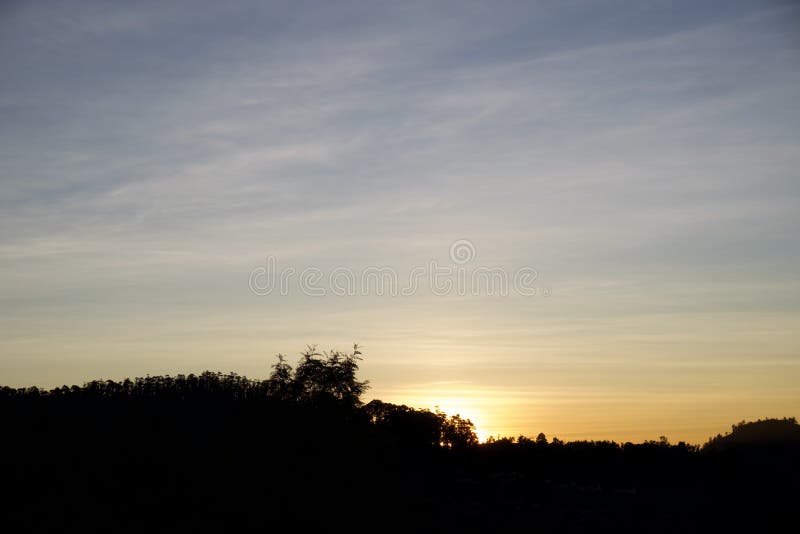 黄色太阳的山中日出库存照片 图片包括有森林 结构树 天空 岗位 晒裂 日出 背包 颜色