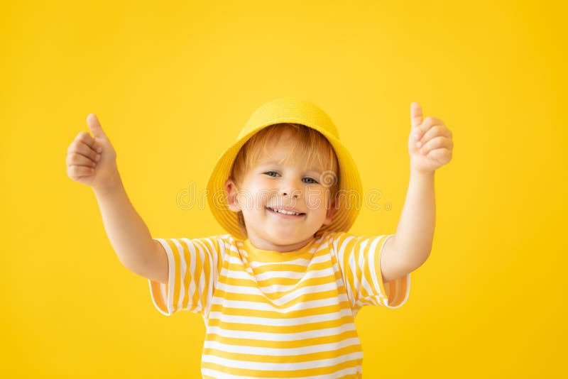 黄色背景中快乐孩子的画像暑假概念库存图片 图片包括有暑假概念 黄色背景中快乐孩子的画像