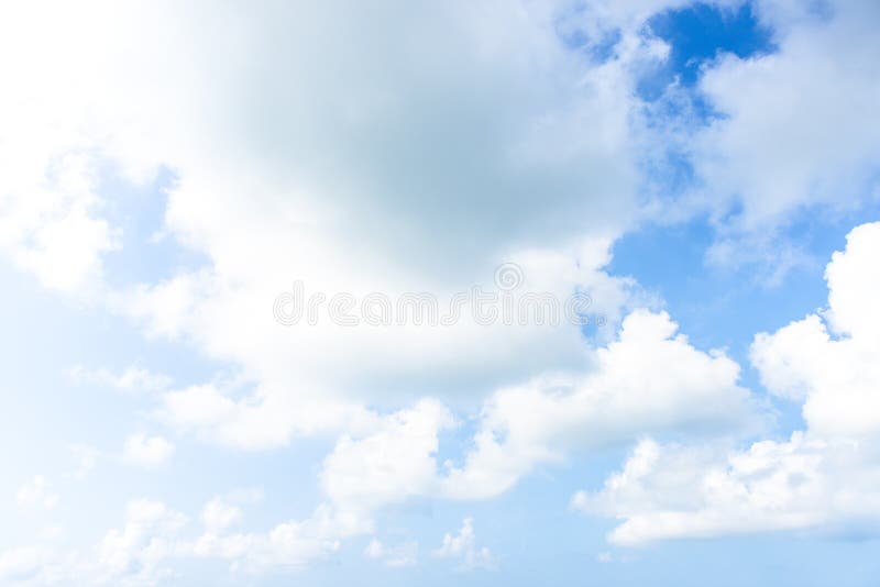 黑土上白云天下午美丽的天空和云库存图片 图片包括有风景 多云 蓬松 天空 航空 火箭筒