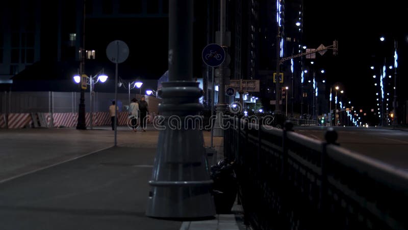 黑天背景上路灯点着的路沿着夜城街散步的人库存素材夜库存图片 图片包括有晚上 生活 黑天背景上路灯点着的路沿着夜城街散步的人库存素材夜库存图片 图片包括有晚上 生活